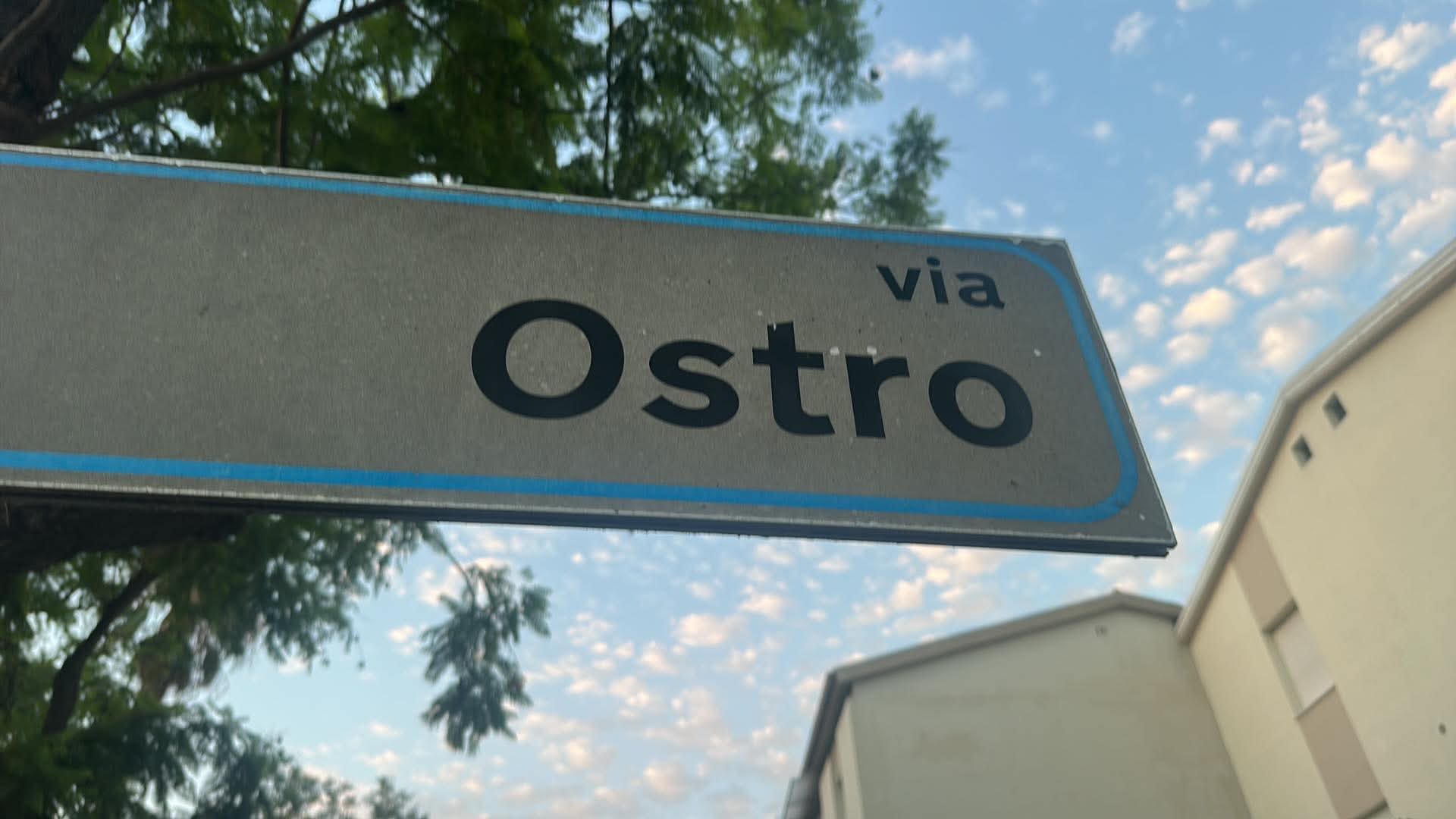 Tabliczka z napisem „via Ostro